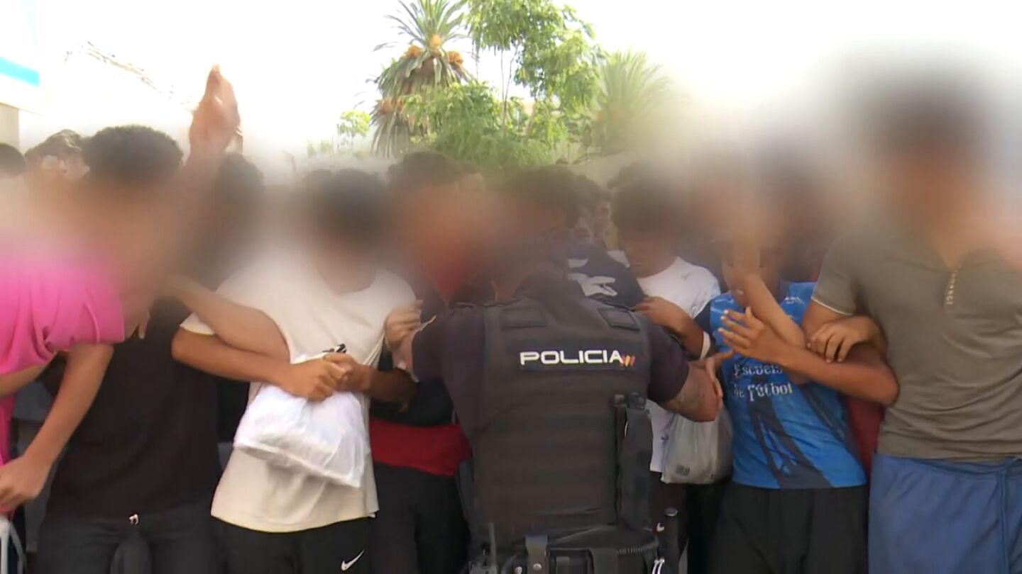 Ceuta, lejos de normalizar su situaci&oacute;n: cientos de menores hacen cola ante la comisar&iacute;a tras pasar la noche durmiendo en cartones