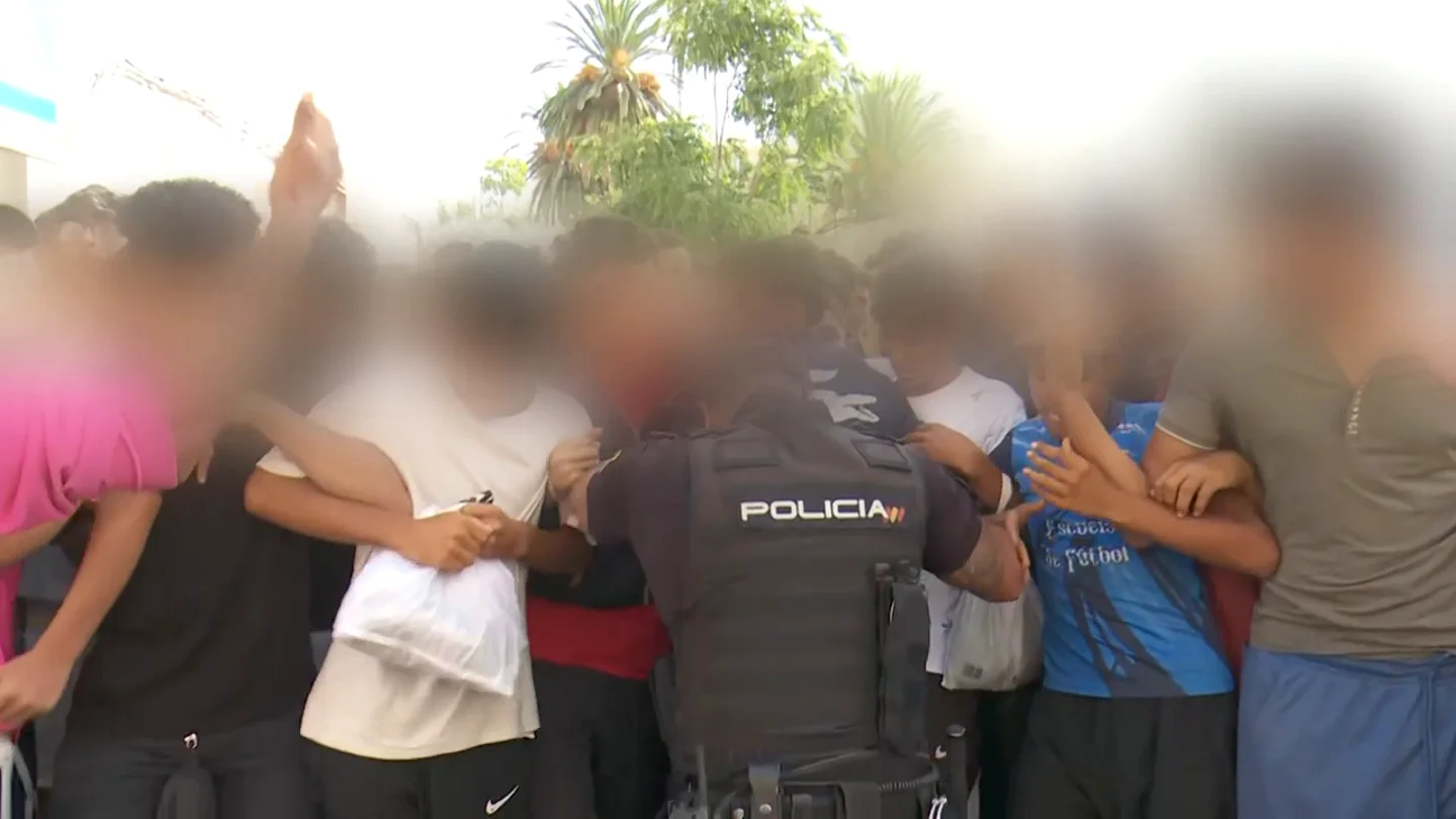 Ceuta, lejos de normalizar su situación: cientos de menores hacen cola ante la comisaría tras pasar la noche durmiendo en cartones Ceuta, lejos de normalizar su situación: cientos de menores hacen cola ante la comisaría tras pasar la noche durmiendo en cartones