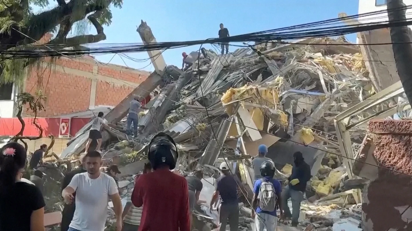 Edificios derrumbados y daños importantes en Cali tras el terremoto que azotó Colombia. Edificios derrumbados y daños importantes en Cali tras el terremoto que azotó Colombia.