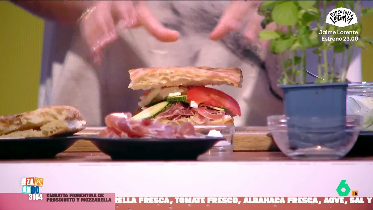 Vero Gómez desvela cuál es la fórmula para hacer una focaccia rellena "imbatible" La chef indica que esta fórmula se compone de solo cuatro pasos y permite elaborar un bocadillo delicioso. Para demostrarlo, además, enseña cómo elaborar una deliciosa focaccia fiorentina de prosciutto y mozzarella.