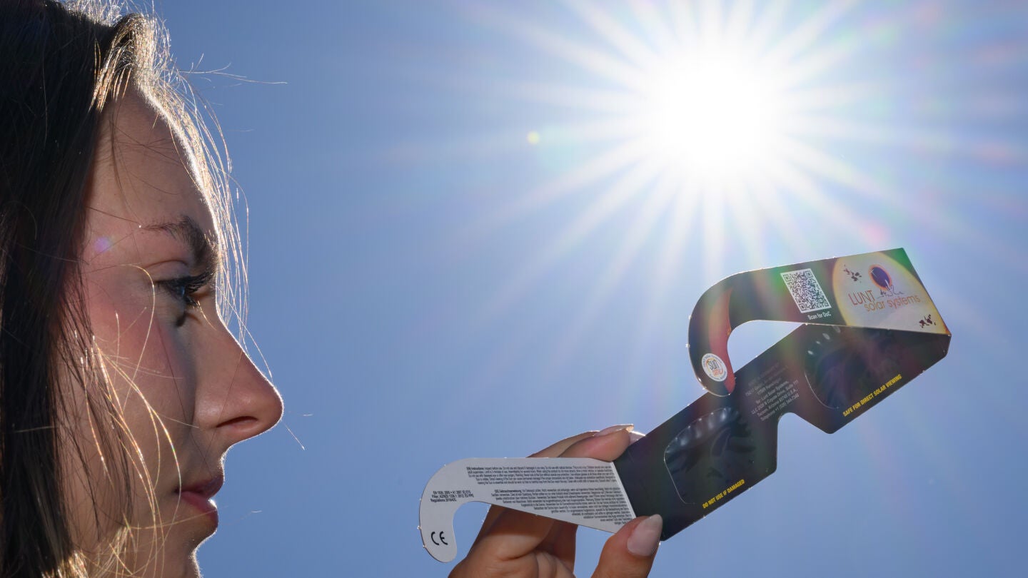 Retiran seis modelos de gafas para el eclipse por riesgo de lesiones oculares: si las tienes, no las uses