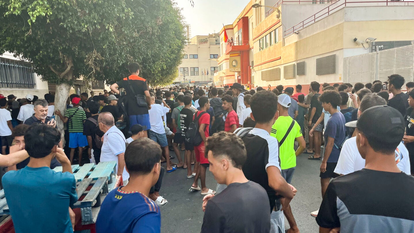 Multitud de menores migrantes esperan para su filiaci&oacute;n frente a la Jefatura Superior de la Polic&iacute;a Nacional en Ceuta