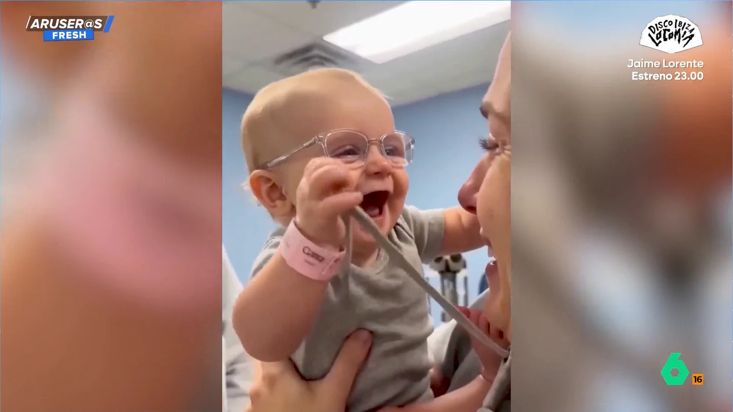 La emotiva reacción de un bebé al ver por primera vez el rostro de su madre gracias a unas gafas La emotiva reacción de un bebé al ver por primera vez el rostro de su madre gracias a unas gafas