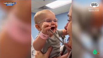 La emotiva reacci&oacute;n de un beb&eacute; al ver por primera vez el rostro de su madre gracias a unas gafas