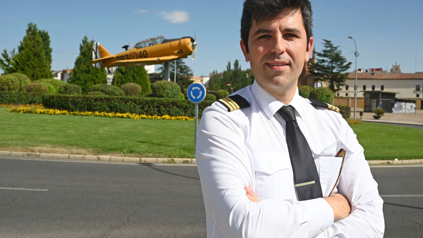 El piloto de Air Nostrum Raúl Fernández, uno de los dos que pilotará el avión que 'persiga' el eclipse desde el cielo