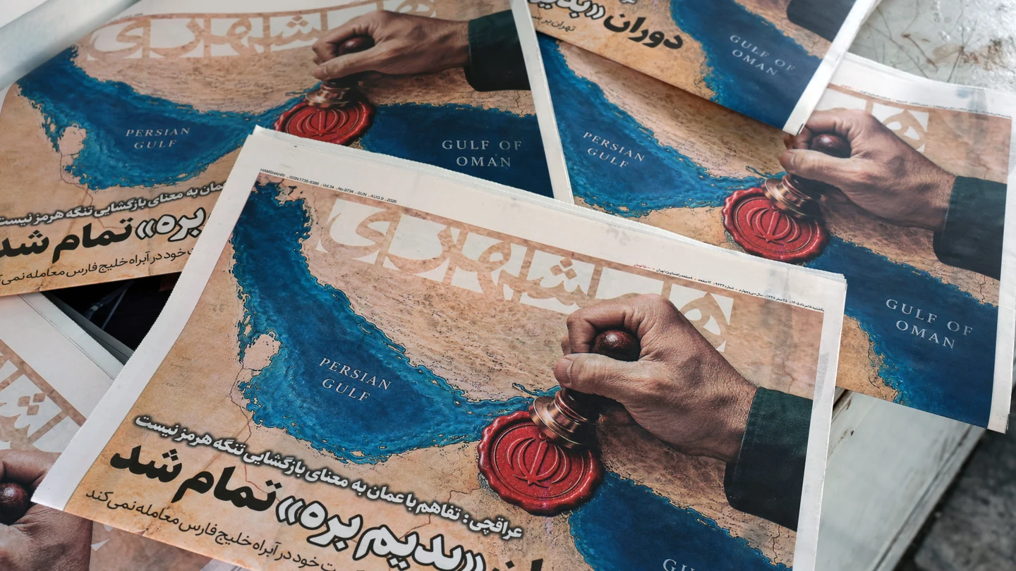 Varias ediciones del periódico iraníe Hamshahri con una imagen del estrecho de Ormuz Varias ediciones del periódico iraníe Hamshahri con una imagen del estrecho de Ormuz