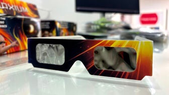 Vista de gafas homologadas para ver el eclipse que se podr&aacute; ver desde la pen&iacute;nsula ib&eacute;rica el 12 de agosto este s&aacute;bado en una tienda en Lisboa