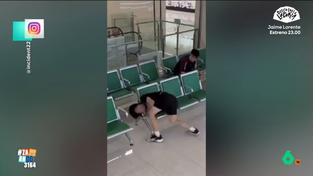 Un chico estaba descansando en los asientos de un aeropuerto, pero, al intentar salir, se dio cuenta de que no pod&iacute;a sacar la cabeza del reposabrazos de la silla. 