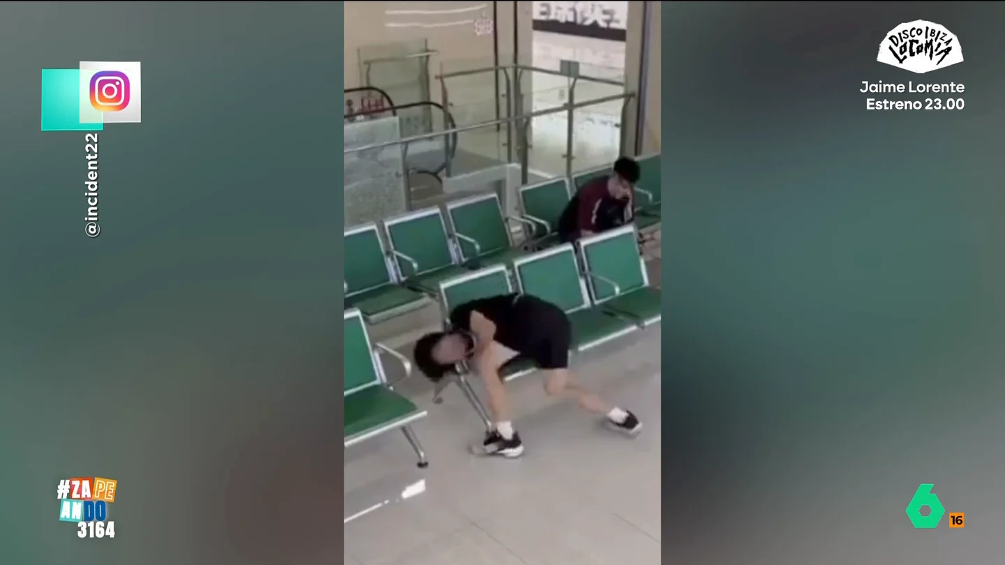 Nueva versión de 'Dos tontos muy tontos': se queda enganchado en un asiento y se hace un selfie Un chico estaba descansando en los asientos de un aeropuerto, pero, al intentar salir, se dio cuenta de que no podía sacar la cabeza del reposabrazos de la silla.