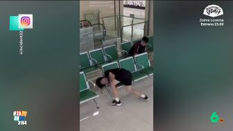 Un chico estaba descansando en los asientos de un aeropuerto, pero, al intentar salir, se dio cuenta de que no pod&iacute;a sacar la cabeza del reposabrazos de la silla. 