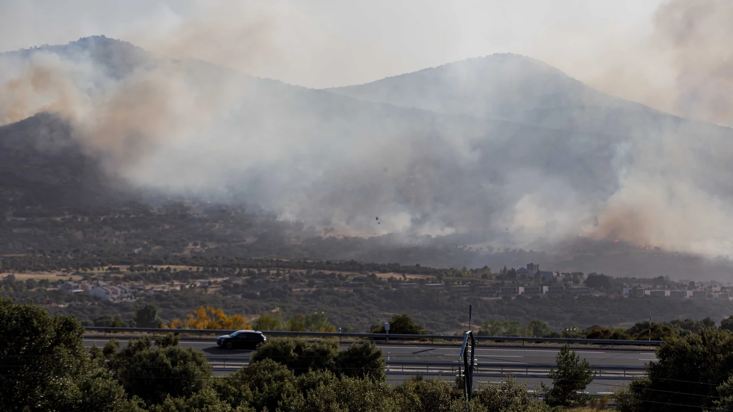Incendio de Navas de San Antonio, con las llamas cercando Los Ángeles de San Rafael. Incendio de Navas de San Antonio, con las llamas cercando Los Ángeles de San Rafael.