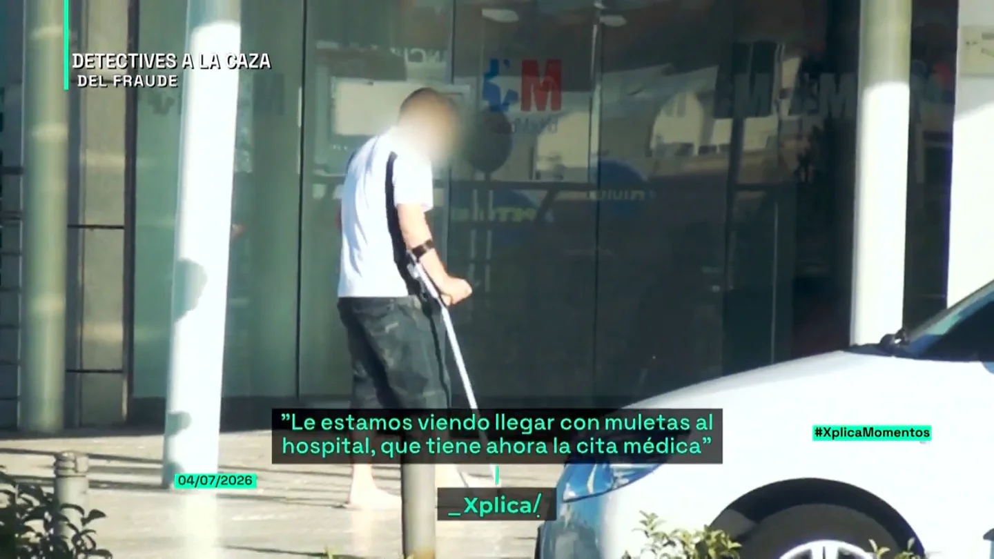 Una detective descubre a un trabajador de baja sin muletas tras verlo entrar con ellas al hospital Una detective descubre a un trabajador de baja sin muletas tras verlo entrar con ellas al hospital
