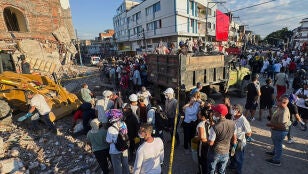 Decenas de personas en las calles de Cali (Colombia) tras un terremoto de 7,4 que ha dejado m&aacute;s de un centenar de muertos