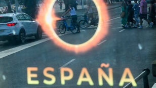 Una imagen del eclipse en un cartel de la avenida de Buenos Aires en A Coru&ntilde;a