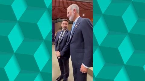 El activista de ultraderecha Javier Negre se fotograf&iacute;a con el rey Felipe VI