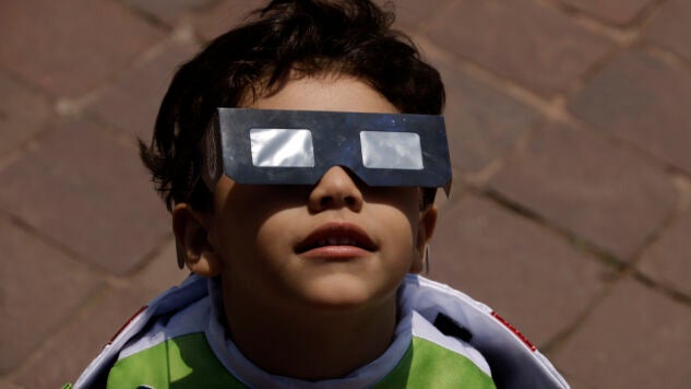 Un ni&ntilde;o viendo el eclipse solar desde Ciudad de M&eacute;xico en abril de 2024
