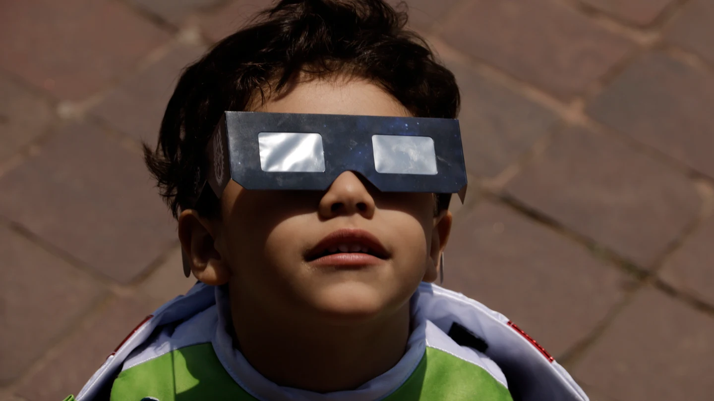 Un niño viendo el eclipse solar desde Ciudad de México en abril de 2024 Un niño viendo el eclipse solar desde Ciudad de México en abril de 2024