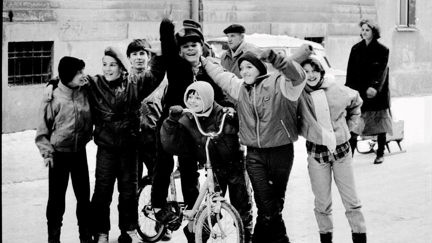 Ni&ntilde;os durante el asedio de la ciudad de Sarajevo en el invierno de 1992 a 1993.
