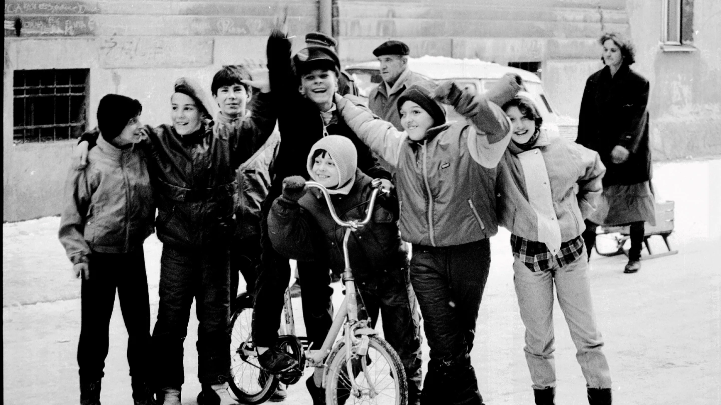 Niños durante el asedio de la ciudad de Sarajevo en el invierno de 1992 a 1993. Niños durante el asedio de la ciudad de Sarajevo en el invierno de 1992 a 1993.