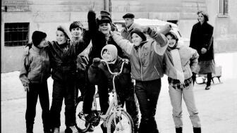 Ni&ntilde;os durante el asedio de la ciudad de Sarajevo en el invierno de 1992 a 1993.