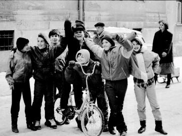 Ni&ntilde;os durante el asedio de la ciudad de Sarajevo en el invierno de 1992 a 1993.