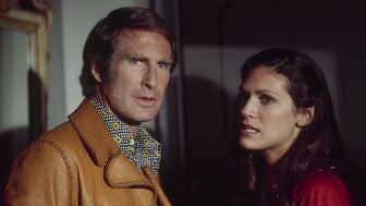 Jon Cypher con Pamela Hensley en 'The covenant', un episodio de 'Marcus Welby' emitido en 1975