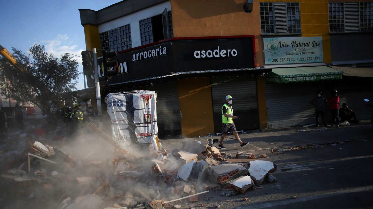 Personal de emergencia trabaja en el lugar de un edificio dañado tras un terremoto en Pereira, Colombia Personal de emergencia trabaja en el lugar de un edificio dañado tras un terremoto en Pereira, Colombia