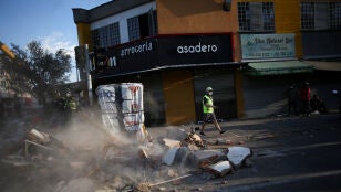 Personal de emergencia trabaja en el lugar de un edificio da&ntilde;ado tras un terremoto en Pereira, Colombia