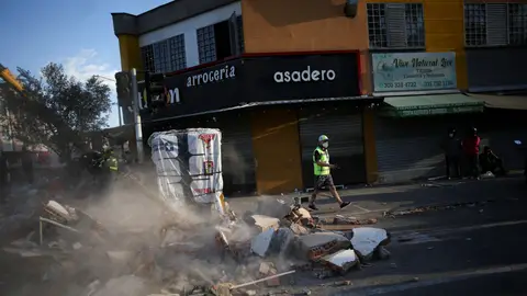 Personal de emergencia trabaja en el lugar de un edificio dañado tras un terremoto en Pereira, Colombia Personal de emergencia trabaja en el lugar de un edificio dañado tras un terremoto en Pereira, Colombia