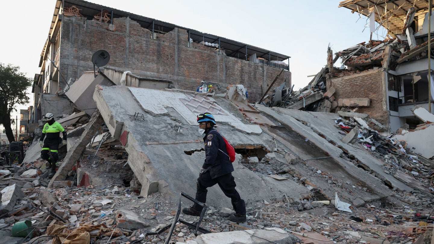 Personal de emergencia trabaja en el lugar de un edificio da&ntilde;ado tras un terremoto en Pereira, Colombia