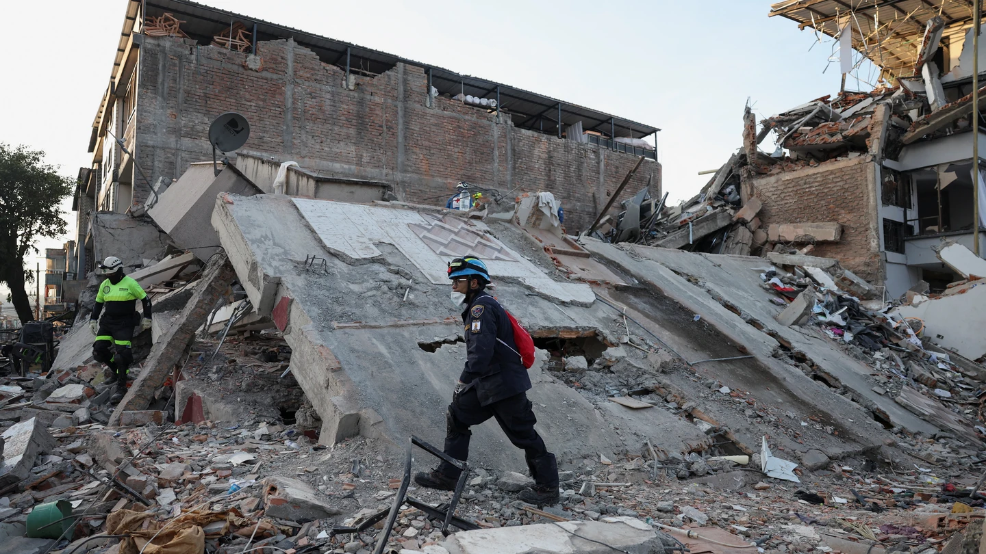 Personal de emergencia trabaja en el lugar de un edificio dañado tras un terremoto en Pereira, Colombia Personal de emergencia trabaja en el lugar de un edificio dañado tras un terremoto en Pereira, Colombia