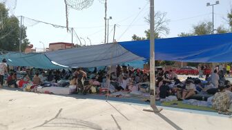 La 'no normalidad' de Ceuta: los vecinos instalan un campamento para ni&ntilde;as migrantes, que duermen en alfombras