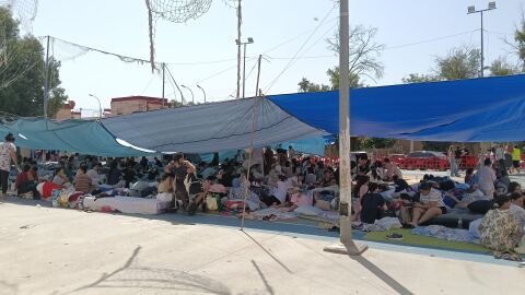 La 'no normalidad' de Ceuta: los vecinos instalan un campamento para ni&ntilde;as migrantes, que duermen en alfombras