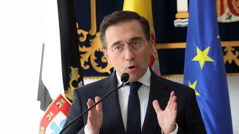 El ministro de Asuntos Exteriores, Uni&oacute;n Europea y Cooperaci&oacute;n, Jos&eacute; Manuel Albares, durante su comparecencia ante los medios tras reunirse con el presidente de Ceuta, Juan Jes&uacute;s Vivas
