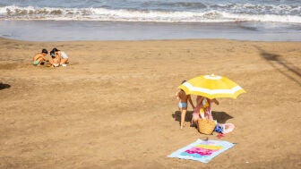 Varias personas en la playa en Las Palmas de Gran Canaria.
