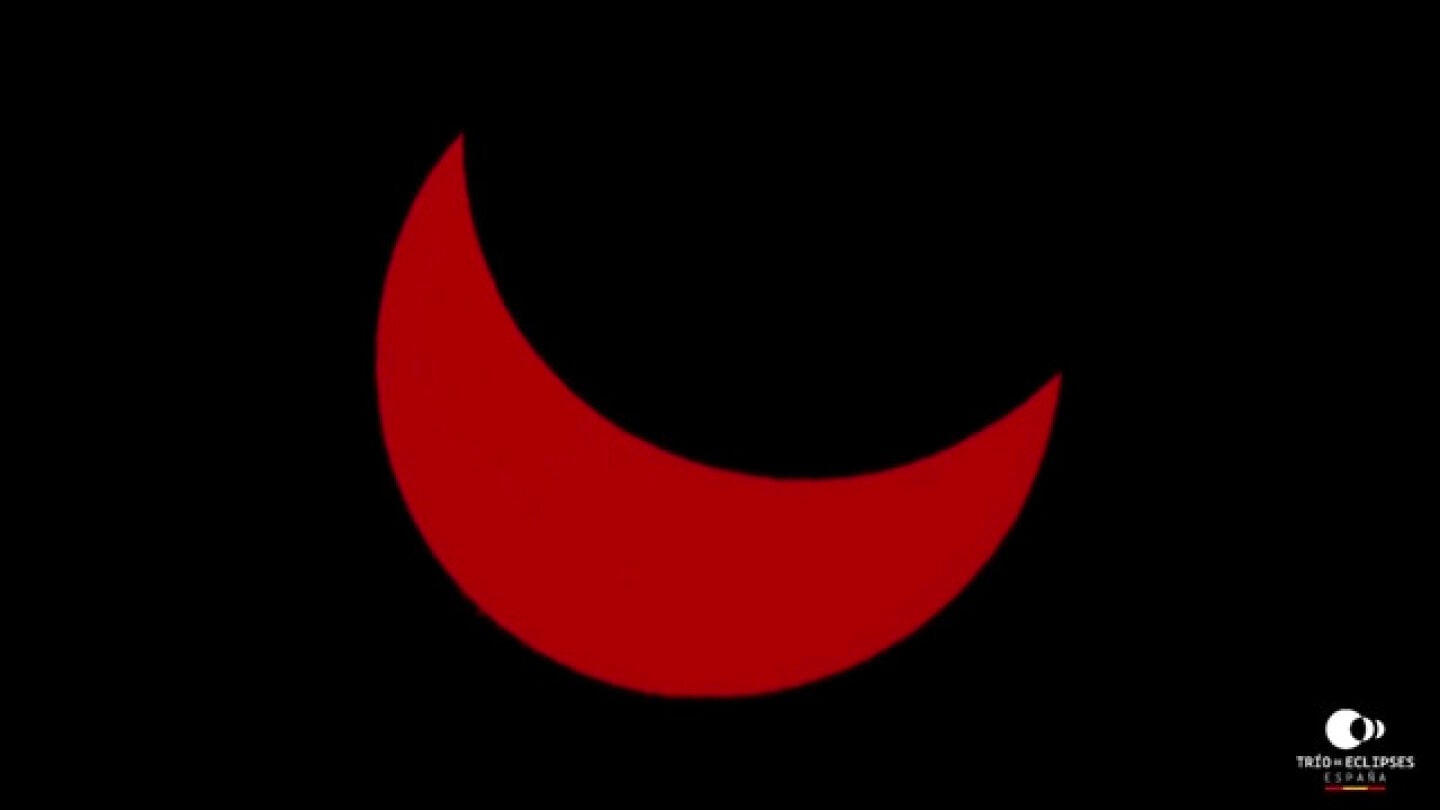 La Luna vuelve a dejar paso al Sol tras un eclipse total que emociona a Espa&ntilde;a