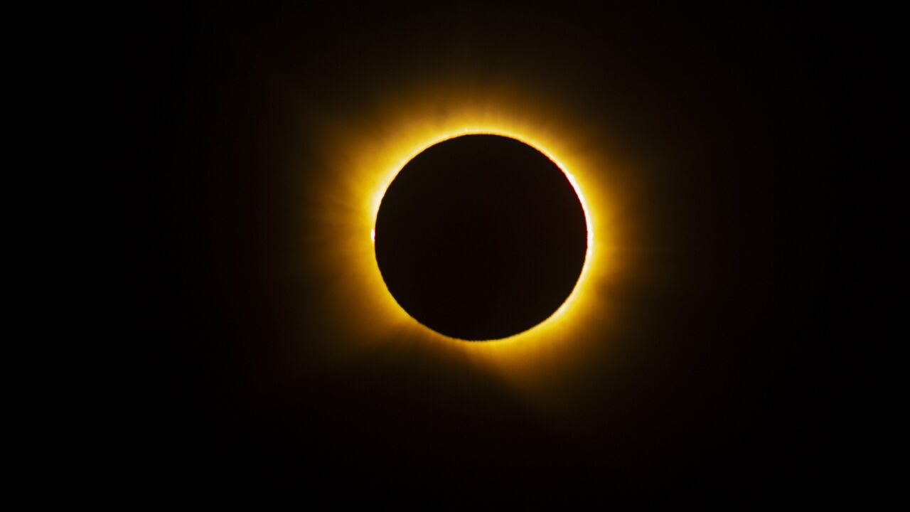 España celebra su primer eclipse solar total en más de un siglo