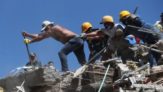 Baile de cifras en los balances de v&iacute;ctimas mortales tras el terremoto de Colombia entre rescates esperanzadores