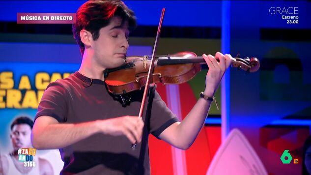 Necko toca con su viol&iacute;n 'Dai dai' de Shakira para demostrar que son "las mismas notas" todo el tiempo