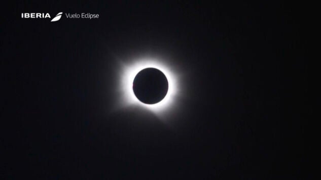 As&iacute; se ha visto el eclipse solar total desde el cielo, a 10.000 metros de altitud | V&Iacute;DEO