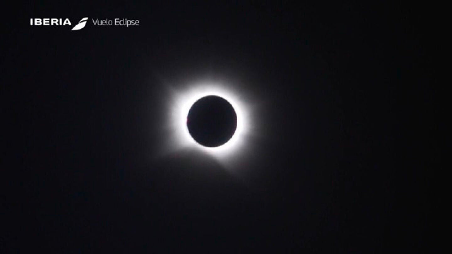 As&iacute; se ha visto el eclipse solar total desde el cielo, a 10.000 metros de altitud | V&Iacute;DEO