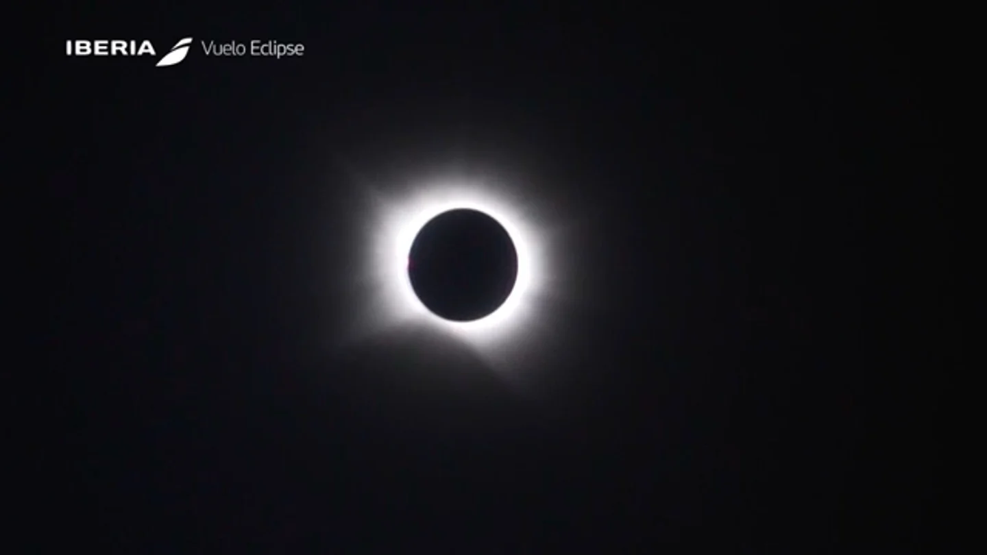Así se ha visto el eclipse solar total desde el cielo, a 10.000 metros de altitud | VÍDEO Así se ha visto el eclipse solar total desde el cielo, a 10.000 metros de altitud | VÍDEO