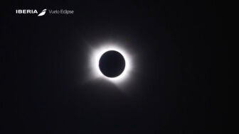 As&iacute; se ha visto el eclipse solar total desde el cielo, a 10.000 metros de altitud | V&Iacute;DEO