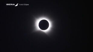 As&iacute; se ha visto el eclipse solar total desde el cielo, a 10.000 metros de altitud | V&Iacute;DEO