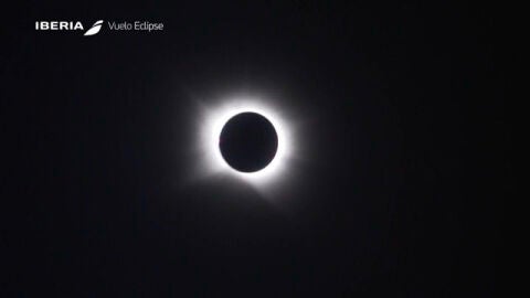As&iacute; se ha visto el eclipse solar total desde el cielo, a 10.000 metros de altitud | V&Iacute;DEO