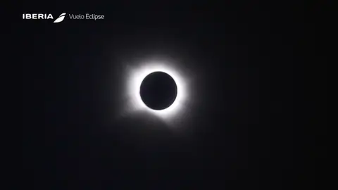 Así se ha visto el eclipse solar total desde el cielo, a 10.000 metros de altitud | VÍDEO Así se ha visto el eclipse solar total desde el cielo, a 10.000 metros de altitud | VÍDEO