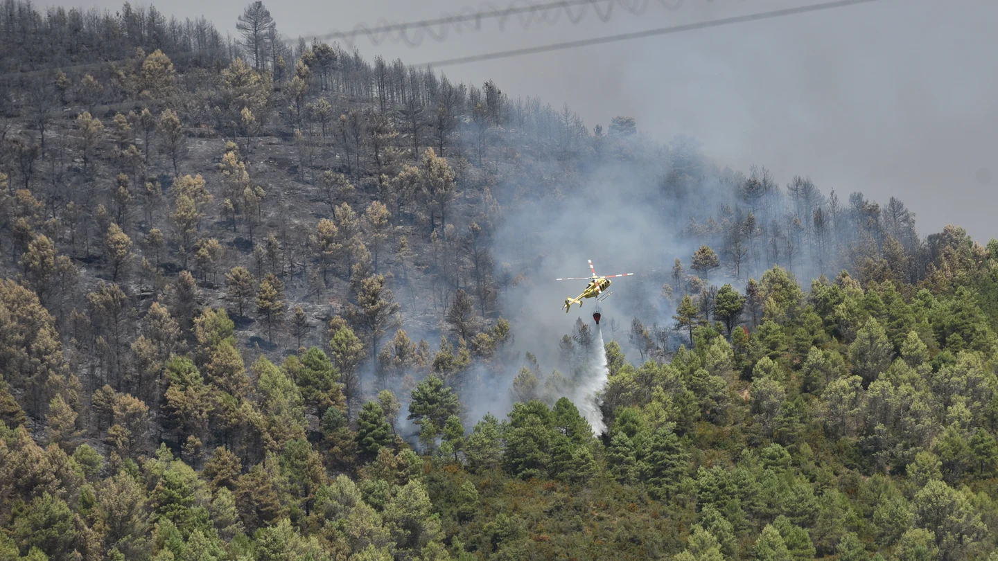 Un helicóptero bombardero trabaja en las tareas de extinción del incendio de Las Peñas de Riglos Un helicóptero bombardero trabaja en las tareas de extinción del incendio de Las Peñas de Riglos