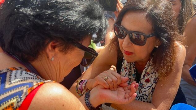 La ministra de Defensa, Margarita Robles, consuela a Pepi, una vecina de Ceuta, tras su reuni&oacute;n con el presidente de la Ciudad Aut&oacute;noma de Ceuta, a 12 de agosto de 2026, en Ceuta (Espa&ntilde;a)