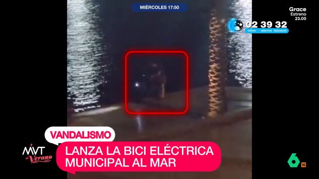 El pol&eacute;mico v&iacute;deo de un hombre que lanza una bicicleta el&eacute;ctrica al mar en el puerto de Cartagena