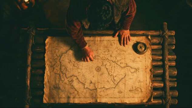 Una persona mirando un mapa